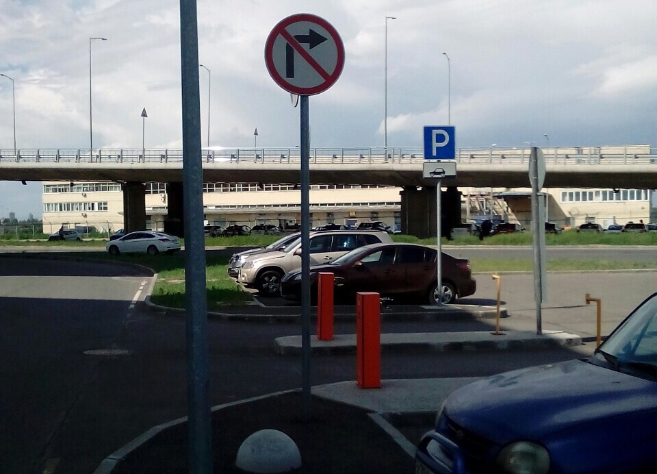 Парковка спб новости. Парковка в Санкт-Петербурге. Машина со знаком р- паркинг в СПБ. Парковка галерея СПБ.