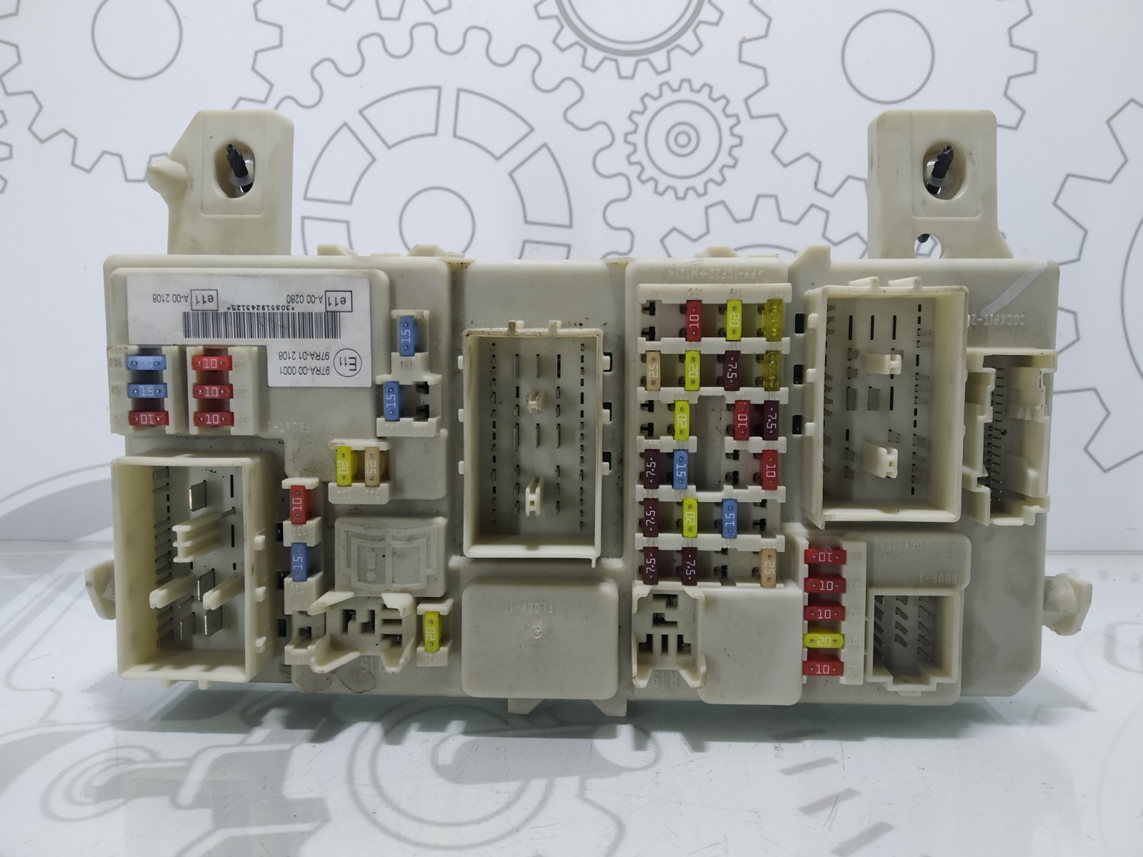 Номера предохранителей форд фокус 2. Блок предохранителей Ford Focus 2. Блок предохранителей Форд фокус 2008. Форд фокус 2008 предохранители. Подкапотный блок предохранителей Форд фокус 2.