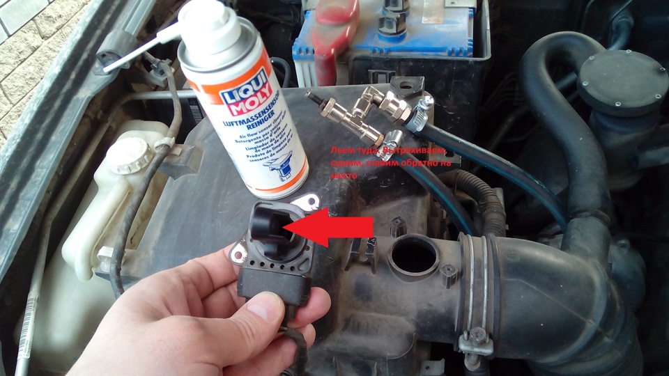 Чем промыть датчик массового расхода воздуха: Чем лучше почистить ДМРВ ...